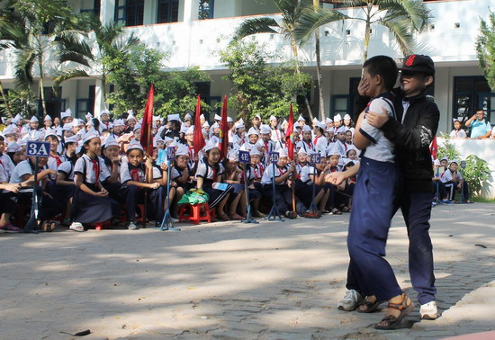 Học sinh thực hành kỹ năng thoát hiểm trong tình huống khẩn cấp. Ảnh: báo Bình Định