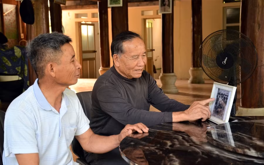 Ông Lò Văn Hặc - nhân chứng vụ ném bom thảm sát Noong Nhai hồi tưởng ký ức đau thương. (Ảnh: Hà Quân)