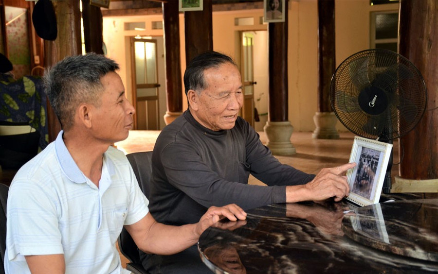 Ông Lò Văn Hặc - nhân chứng vụ ném bom thảm sát Noong Nhai hồi tưởng ký ức đau thương. (Ảnh: Hà Quân)