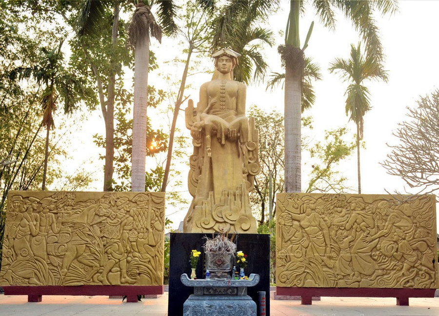 Bức tượng người mẹ dân tộc Thái bế trên tay đứa con thơ đã chết vì bom giặc trong nỗi đau khôn cùng là biểu tượng của Khu tưởng niệm. (Ảnh: Hà Thuận)