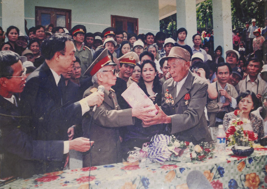 Món quà Đại tướng Võ Nguyên Giáp tặng cho ông Lò Văn Bóng. (Ảnh tư liệu)