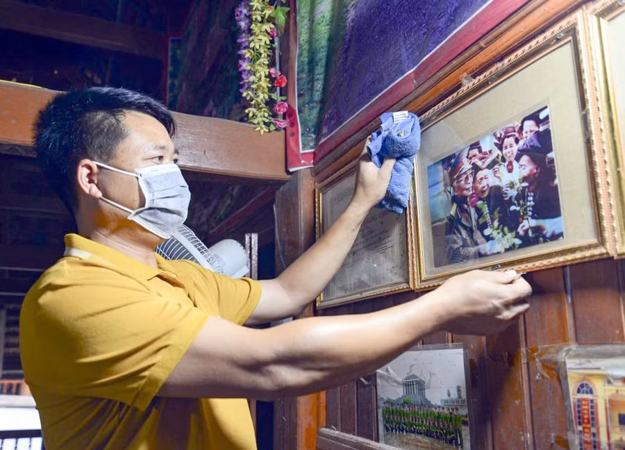 Bức ảnh cụ Lò Thị Đôi và nhân dân Mường Phăng chụp chung với Đại tướng Võ Nguyên Giáp được anh Lò Văn Ánh treo ở vị trí trang trọng trong nhà. (Ảnh tư liệu)