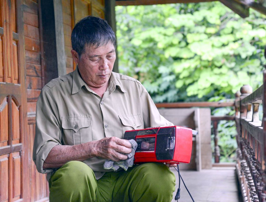 Ông Lò Văn Biên thường xuyên lau chùi đài của Đại tướng Võ Nguyên Giáp tặng cụ Lò Văn Bóng. (Ảnh: Thảo Trang)