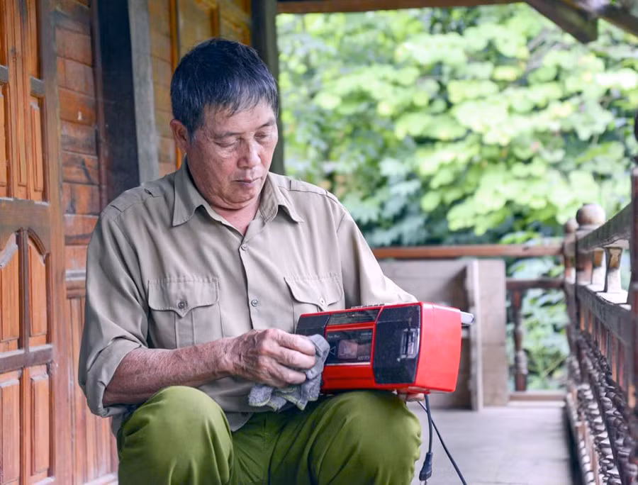 Ông Lò Văn Biên thường xuyên lau chùi đài của Đại tướng Võ Nguyên Giáp tặng cụ Lò Văn Bóng. (Ảnh: Thảo Trang)