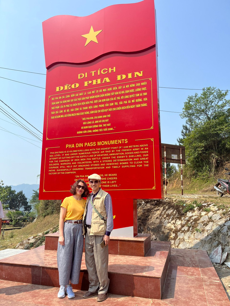 Tham quan di tích đèo Pha Đin. Ảnh: NVCC Tham quan di tích đèo Pha Đin. Ảnh: NVCC