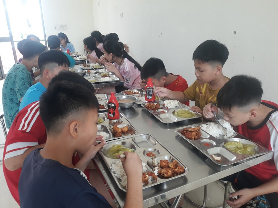Bữa ăn trưa tại Trường PTDTNT THCS &amp; THPT huyện Lâm Bình (Tuyên Quang). Ảnh NTCC