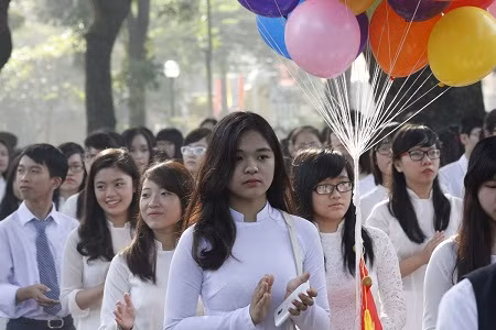 Khuyến khích học sinh nữ mặc bộ áo dài truyền thống đi học