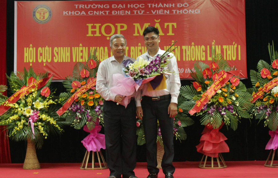 Giảng viên Đặng Văn Hiếu chụp ảnh lưu niệm cùng NGND Ngô Xuân Độ - Chủ tịch HĐQT trường ĐH Thành Đô Giảng viên Đặng Văn Hiếu chụp ảnh lưu niệm cùng NGND Ngô Xuân Độ - Chủ tịch HĐQT trường ĐH Thành Đô