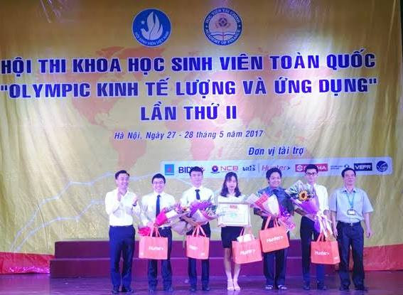 PGS.TS Phạm Văn Liên - Phó Giám đốc Học viện Tài chính - trao giải đội xuất sắc nhất.