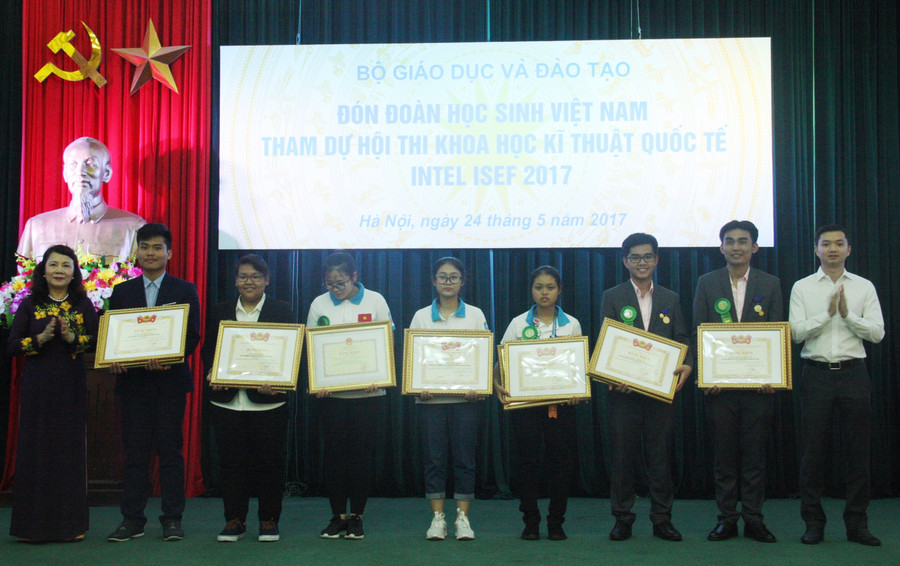 Các học sinh đoạt giải tư nhận Bằng khen của Bộ trưởng Bộ GD&ĐT, Bằng khen của Trung ương Đoàn TNCS Hồ Chí Minh từ Thứ trưởng Bộ GD&ĐT Nguyễn Thị Nghĩa và ông Nguyễn Minh Triết - Trưởng ban Thanh niên trường học Trung ương Đoàn.
