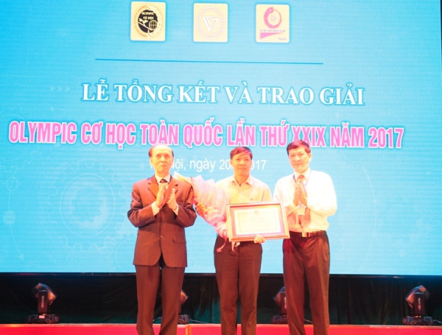 Ông Phạm Văn Bổng (giữa) - Phó Hiệu trưởng Trường ĐH Công nghiệp Hà Nội - thay mặt lãnh đạo nhà trường nhận Bằng khen của Bộ trưởng Bộ GD&ĐT vì đã có thành tích xuất sắc trong tổ chức Olympic Cơ học toàn quốc
