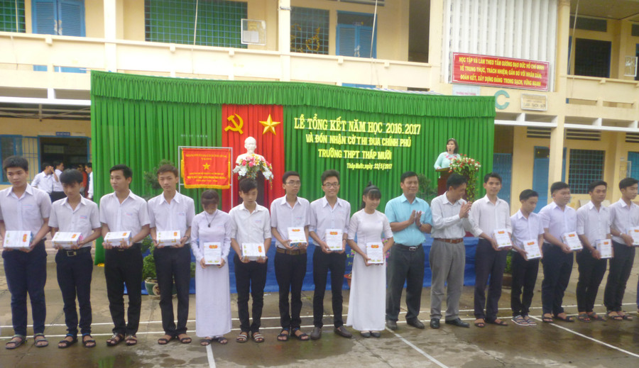 Trường THPT Tháp Mười trao thưởng cho những học sinh có thành tích Trường THPT Tháp Mười trao thưởng cho những học sinh có thành tích