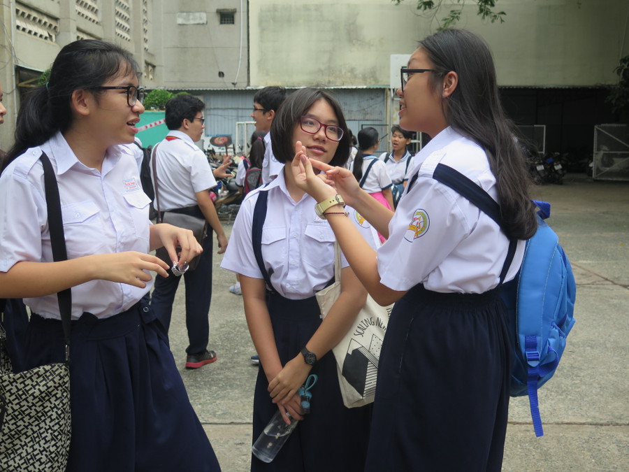 Học sinh bàn luận sau môn thi Ngữ văn