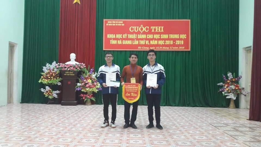 Thầy giáo Thẩm Anh Linh hướng dẫn hai học trò đạt giải nhất Cuộc thi KHKT dành cho học sinh THPT tỉnh Hà Giang, lần thứ VI năm học 2018-2019.