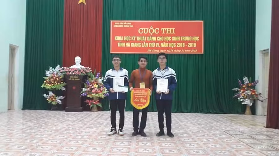 Thầy giáo Thẩm Anh Linh hướng dẫn hai học trò đạt giải nhất Cuộc thi KHKT dành cho học sinh THPT tỉnh Hà Giang, lần thứ VI năm học 2018-2019.
