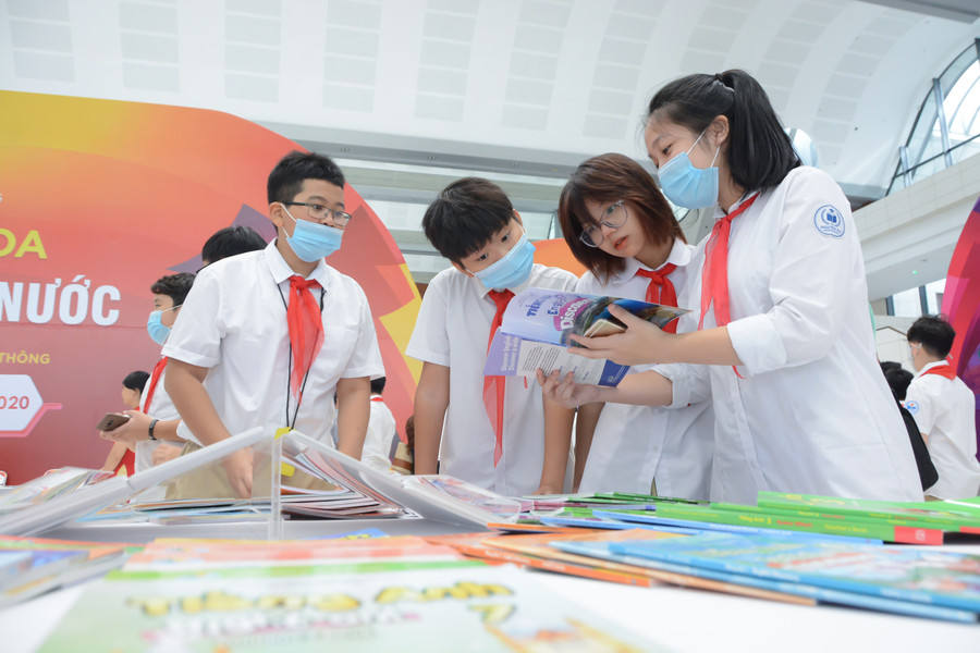 Học sinh tham gia Triển lãm sách giáo khoa năm 2022 và hào hứng với sách giáo khoa giáo dục phổ thông mới. Ảnh: IT Học sinh tham gia Triển lãm sách giáo khoa năm 2022 và hào hứng với sách giáo khoa giáo dục phổ thông mới. Ảnh: IT