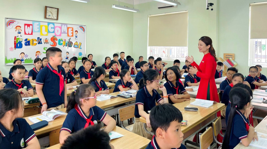 Học sinh Trường Tiểu học Ái Mộ (Long Biên, Hà Nội). Học sinh Trường Tiểu học Ái Mộ (Long Biên, Hà Nội).