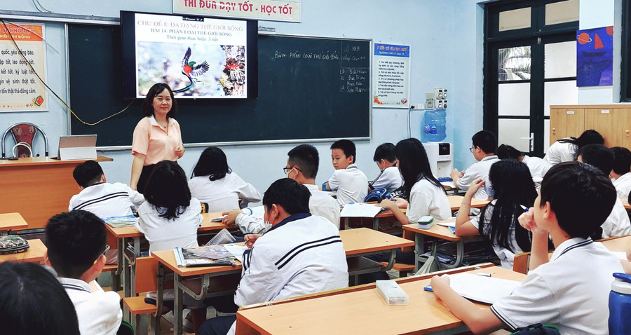 Cô Nguyễn Cẩm Hường, giáo viên Trường THPT Lý Thái Tổ (Hà Nội) và học trò. Cô Nguyễn Cẩm Hường, giáo viên Trường THPT Lý Thái Tổ (Hà Nội) và học trò.