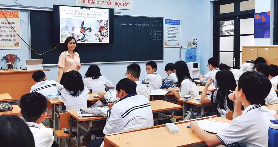 Cô Nguyễn Cẩm Hường, giáo viên Trường THPT Lý Thái Tổ (Hà Nội) và học trò.