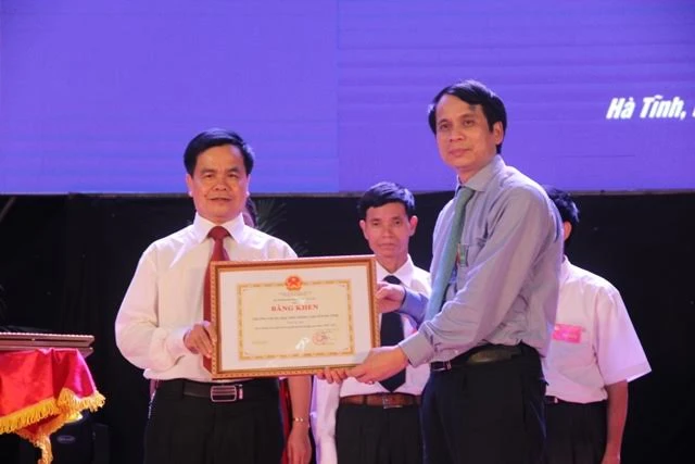 Thứ trưởng Bộ GD&ĐT Phạm Mạnh Hùng trao giấy chứng nhận điển hình tiên tiến ngành GD&ĐT Hà Tĩnh.