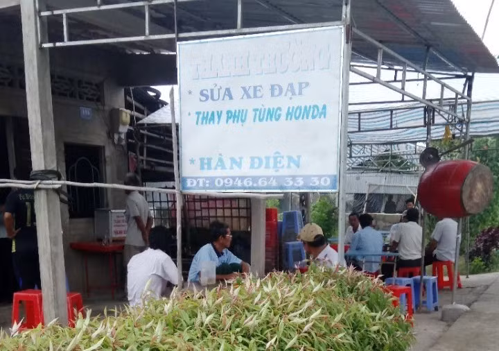 Người nhà tổ chức hậu sự cho ông Đ