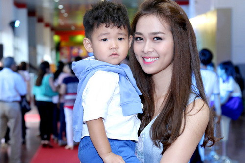 Hoa khôi Diệp Bảo Ngọc khoe con trai bụ bẫm, đáng yêu