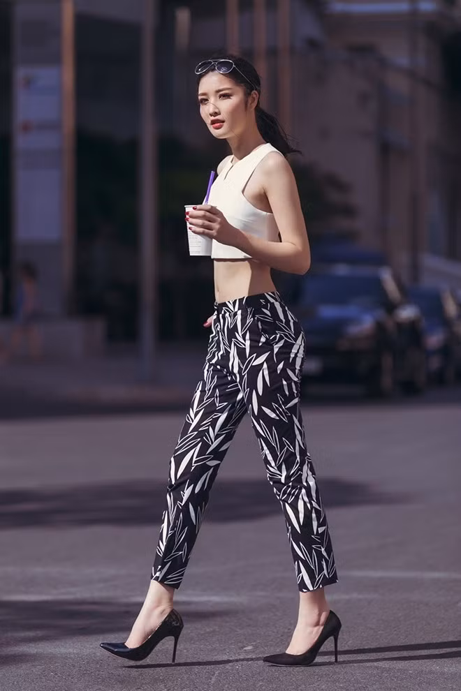 Mỹ nhân Việt hâm nóng mốt quần họa tiết khoe chân thon