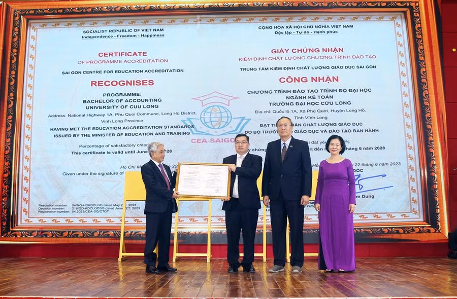 Lãnh đạo Trường ĐH Cửu Long nhận Quyết định và Chứng nhận đạt chuẩn kiểm định chất lượng cơ sở giáo dục.