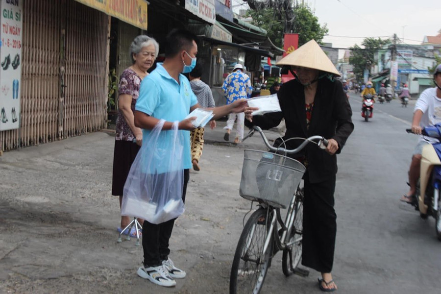 Tiền Giang: Hàng nghìn khẩu trang miễn phí được tặng cho người dân