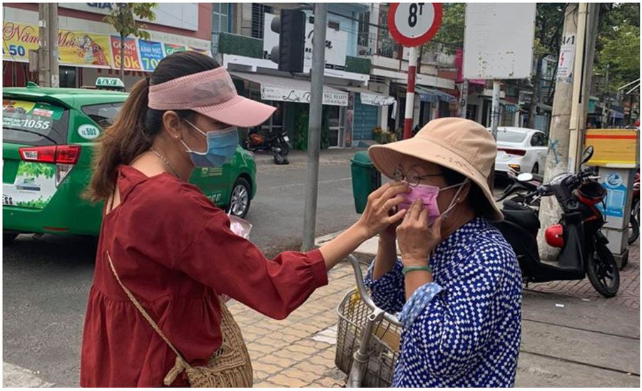 Hướng dẫn người dân sử dụng khẩu trang đúng cách.