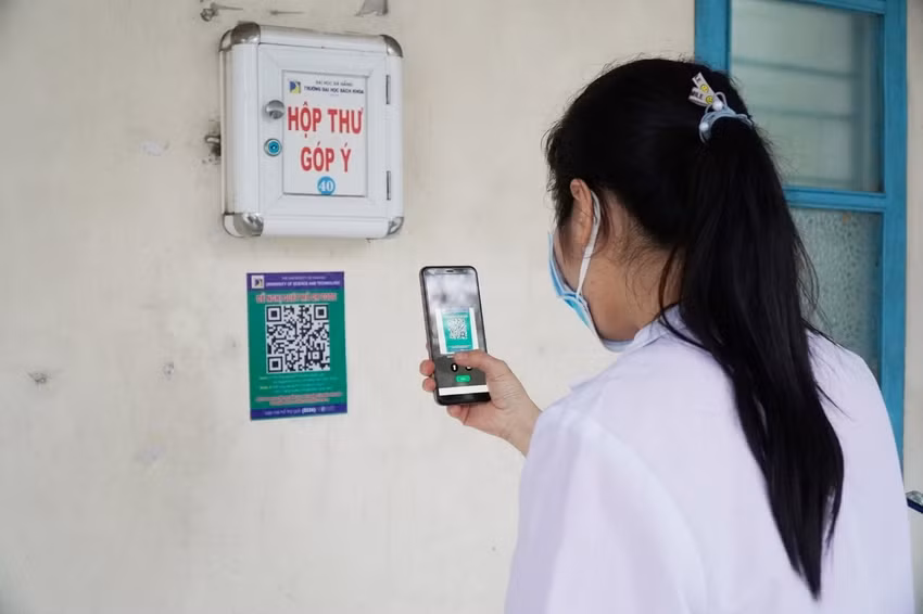 SV thực hiện khai báo y tế và quét mã QR code khi đến trường học trực tiếp