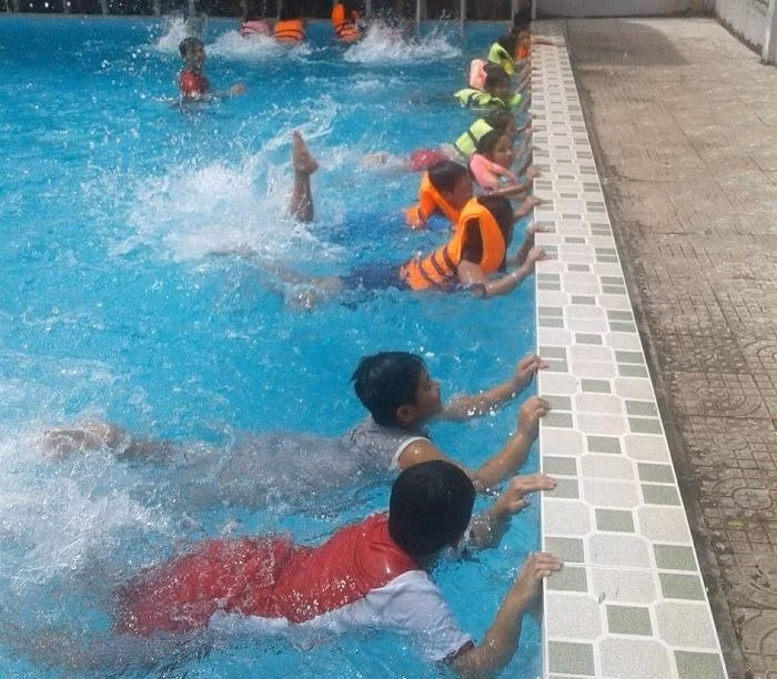 Phổ cập bơi cho HS Trường TH An Bình A, Thị xã Hồng Ngự (Đồng Tháp).