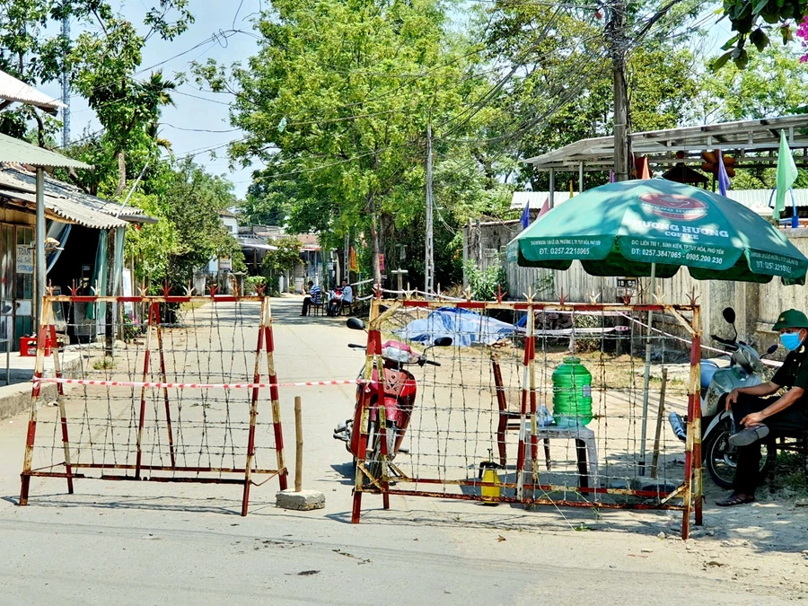 Lơ là công tác phòng chống dịch, một chủ tịch xã ở Huế bị đình chỉ công tác.