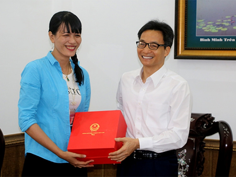 Phó Thủ tướng Vũ Đức Đam tặng quà cho cô giáo Nguyễn Thị Minh Tâm