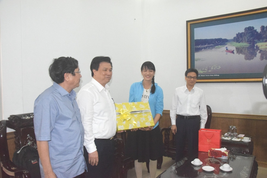 Thứ trưởng Bộ GD&ĐT Nguyễn Hữu Độ tặng quà cho cô giáo Nguyễn Thị Minh Tâm