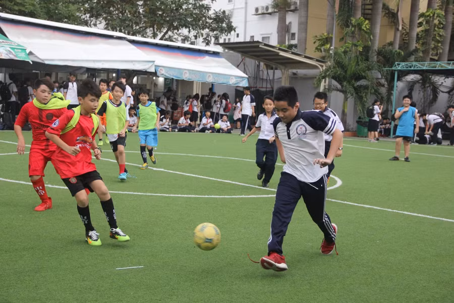 Học sinh tham gia CLB bóng đá tại trường. Ảnh minh hoạ