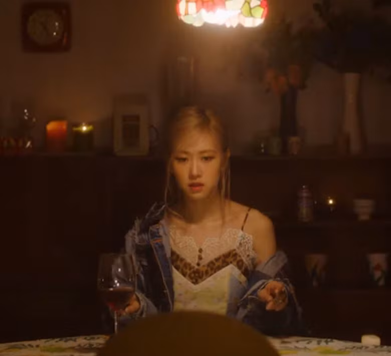 Những điều bạn có thể đã bỏ lỡ trong Teaser "Coming Soon" của Rosé BLACKPINK ảnh 4