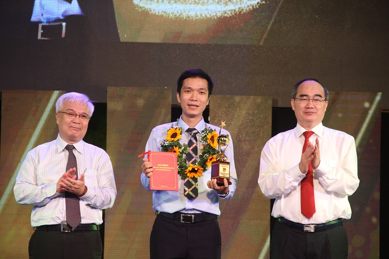 Bí thư Thành ủy TPHCM Nguyễn Thiện Nhân và ông Phan Thanh Bình, Chủ nhiệm Uỷ ban Văn hóa, GD, Thanh thiếu niên và Nhi đồng Quốc hội trao giải thưởng cho các cá nhân tiêu biểu