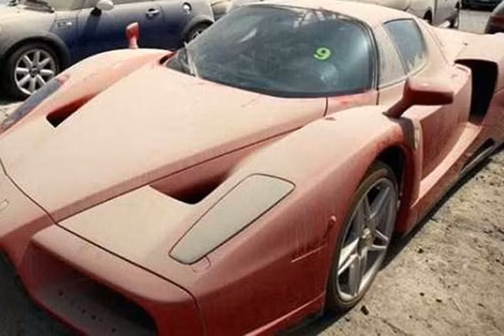 Sự thật đằng sau những chiếc siêu xe bị bỏ rơi tại Dubai