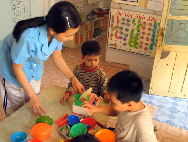 Cha mẹ cần dạy con cách cùng chơi và tôn trọng bạn bè.