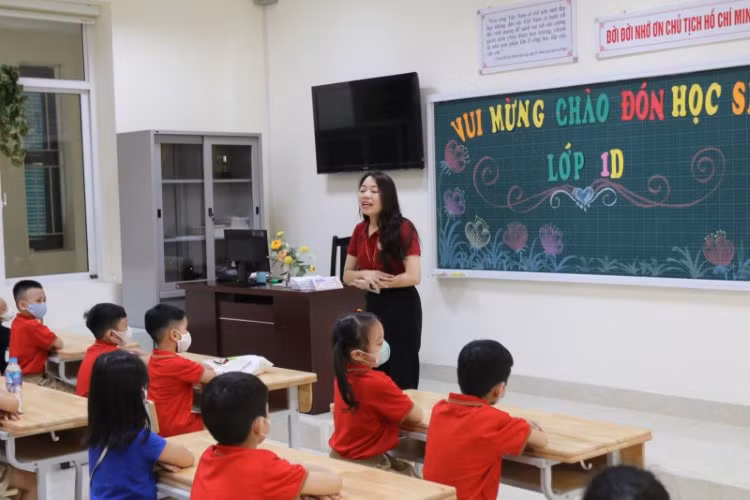 Học sinh lớp 1 Trường Tiểu học Tràng An, Hà Nội trong buổi đầu tiên tới trường. Ảnh: IT