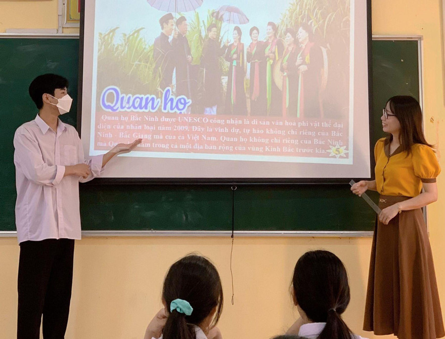 Cô Trần Thị Vui và học trò trong giờ Lịch sử.