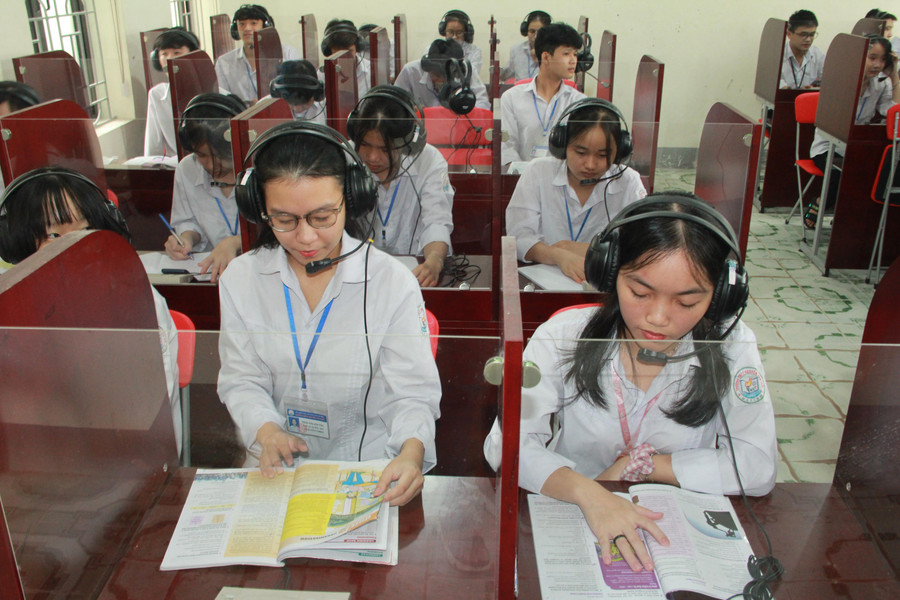 Một tiết học tiếng Anh trên lớp của Anh Thư và Ngọc Bích.