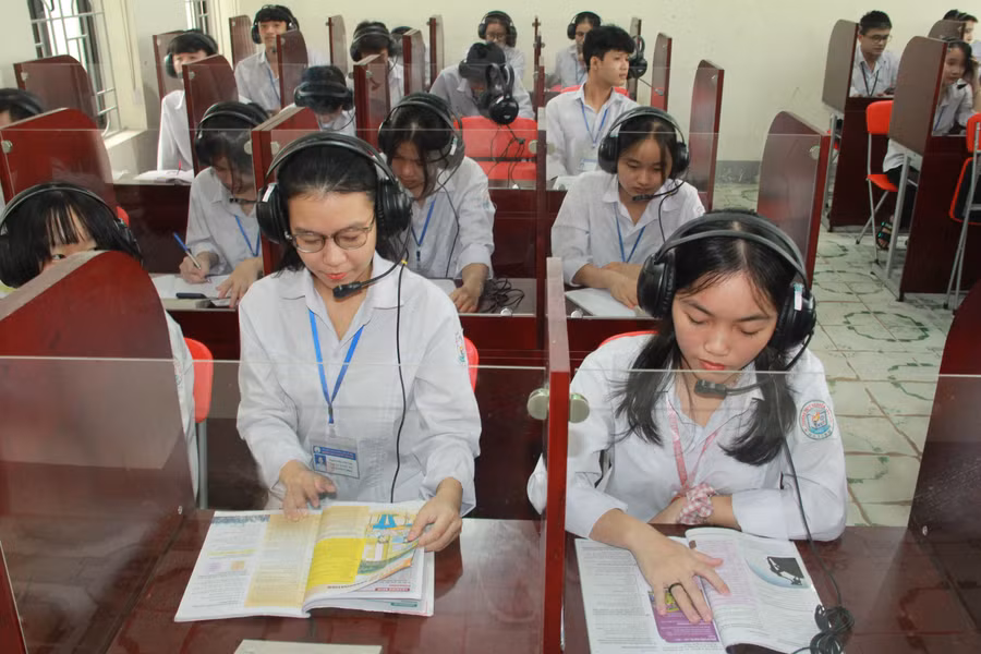 Một tiết học tiếng Anh trên lớp của Anh Thư và Ngọc Bích.