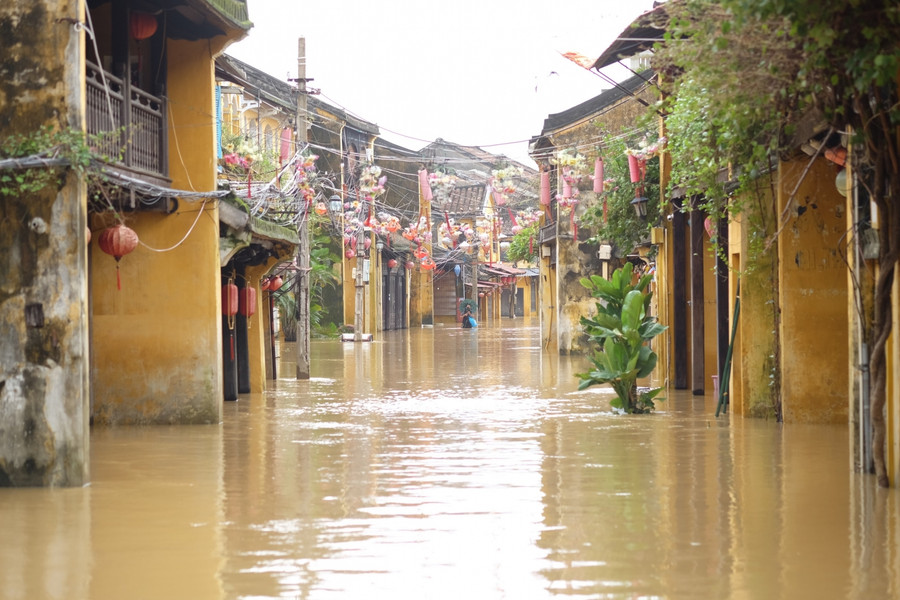 Các tuyến đường chính ở phố cổ Hội An như: Hai Bà Trưng, Bạch Đằng, Nguyễn Phúc Chu, Nguyễn Thái Học đều bị ngập sâu trong nước.