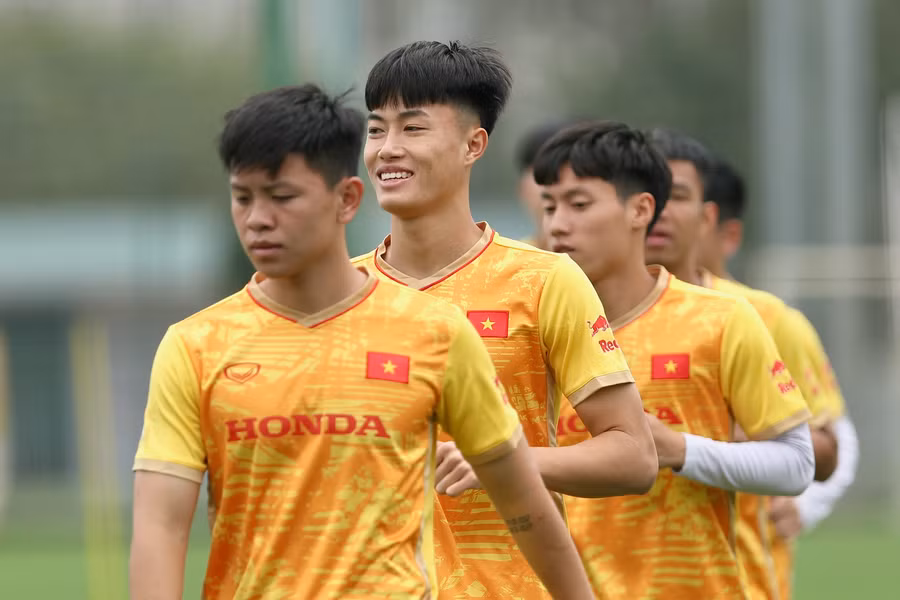 Văn Trường (giữa) tập luyện trong màu áo đội tuyển U23 Việt Nam.