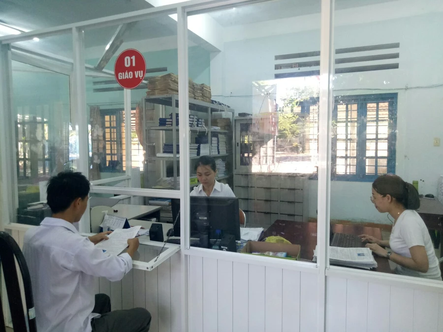 Thí sinh đến điều chỉnh nguyện vọng đăng ký xét tuyển tại trường THPT Tôn Thất Tùng