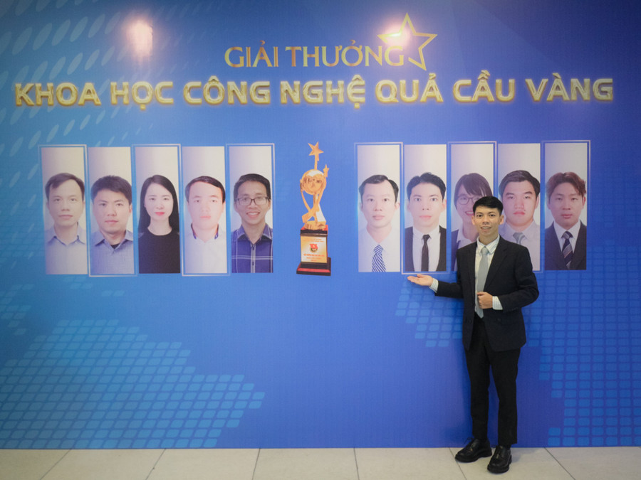 TS Phan Lê Minh Tú hiện đang tiếp tục thực hiện nghiên cứu chương trình sau Tiến sĩ với thời gian 1 năm tại đại học Illinois Urbana-Champaign (Mỹ) với công trình khoa học phát triển phương pháp chẩn đoán và liệu pháp miễn dịch điều tri HIV bằng dna origami. TS Phan Lê Minh Tú hiện đang tiếp tục thực hiện nghiên cứu chương trình sau Tiến sĩ với thời gian 1 năm tại đại học Illinois Urbana-Champaign (Mỹ) với công trình khoa học phát triển phương pháp chẩn đoán và liệu pháp miễn dịch điều tri HIV bằng dna origami.