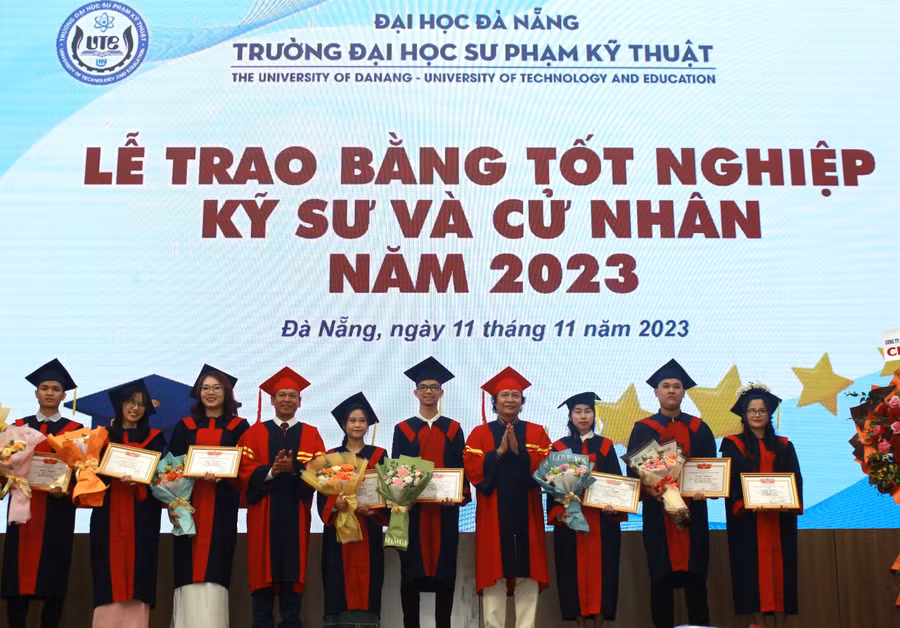 Trường ĐH Sư phạm Kỹ thuật tuyên dương, khen thưởng sinh viên tốt nghiệp loại xuất sắc. 