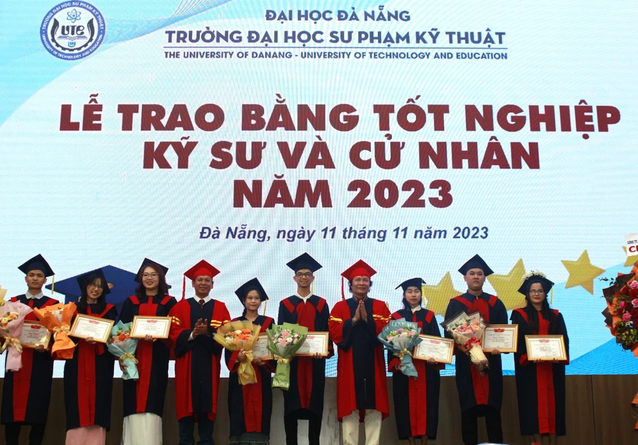 Trường ĐH Sư phạm Kỹ thuật tuyên dương, khen thưởng sinh viên tốt nghiệp loại xuất sắc. 